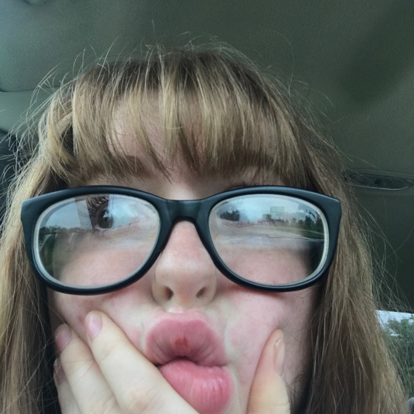 Meet your Posher, Lora - Picture 1 of 1